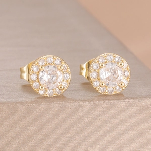Elegante Halo-Ohrstecker mit Goldbeschichtung und funkelnden runden Zirkonia-Steinen