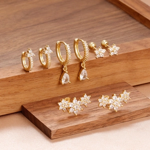 Ensemble de Boucles d'Oreilles Fleur en Acier Inoxydable pour Femme Clous d'Oreilles Pendentif Goutte d'Eau avec Strass Tige Plaqué Or 18K