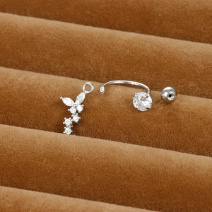Clou de piercing en C avec zircon et pendentif papillon sur fond en velours élégant