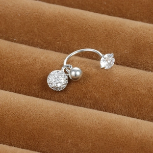 Vue macro détaillée du piercing de nombril argenté avec boules serties de zircons