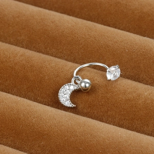 Détail du piercing de nombril en C argenté avec pendentif lune en zircon scintillant