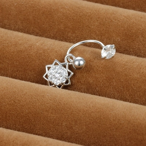 Vue macro détaillée du piercing de nombril en C argenté avec pendentif étoile en zircon