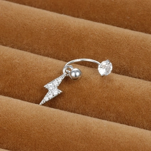 Gros plan d'un piercing éclair en argent S925 en forme de C serti de zircons étincelants