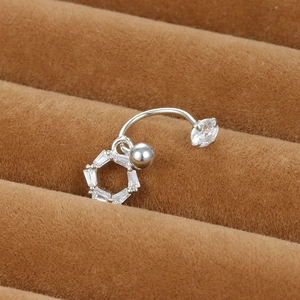 Détail de piercing courbé argenté avec pendentif hexagonal et oxydes de zirconium