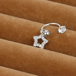 Gros plan d'un piercing nombril argenté avec pendentif étoile et zircons brillants