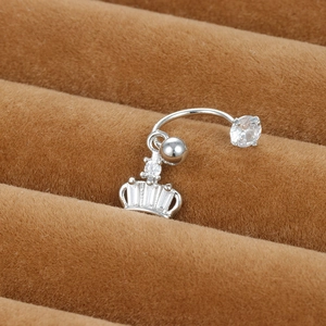 Piercing de nombril couronne en argent avec zircons sur boîte en velours marron