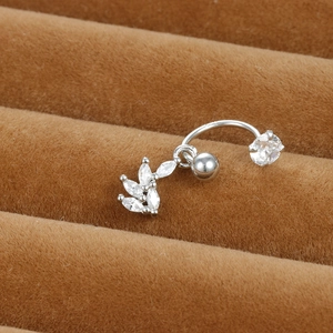 Macro de piercing nombril argenté avec pendentif zircon feuille et barre courbée