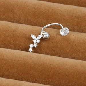 Détail macro du piercing nombril en argent S925 avec pendentif papillon en zircon