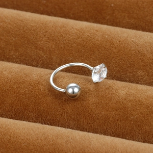Macro de piercing d'oreille en forme de C argenté avec zircon et boule en métal poli