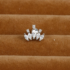 Orecchino a corona in acciaio inossidabile con zirconi brillanti e finitura in argento