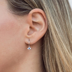 Détail des créoles Oeil de Turquie en argent S925 avec pierres bleues sur un mannequin