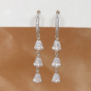Elegante S925 zilveren druppeloorbellen met peervormige zirkonia en pavé-zetting detail