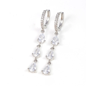 Elegante peervormige druppeloorbellen met drie stenen en kristallen pave ringen