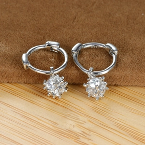 Detailaufnahme der S925 Sterling Silber Creolen mit funkelnden Zirkonia-Kugelanhängern