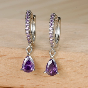 Détail de boucles d'oreilles en argent S925 avec pendentifs en gemme violette poire