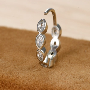 Macro-weergave van zilveren piercingsieraden met vier marquise-geslepen zirkonia