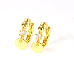 Elegante gouden oorringen met een enkel kristal en ronde metalen schijfhanger
