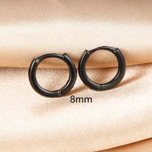 Minimalistische 8mm schwarze Edelstahl Creolen auf elegantem Seidenhintergrund
