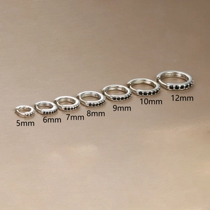 Λεπτομερής σύγκριση ασημένιων κρίκων 5mm-12mm με μαύρα ζιργκόν και μικρο-pave λεπτομέρειες