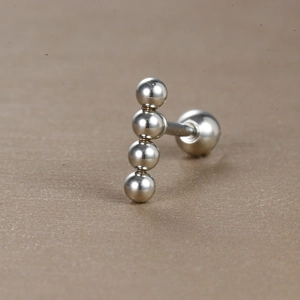 Gros plan d'un clou d'oreille boule en argent avec finition polie et fermoir à vis