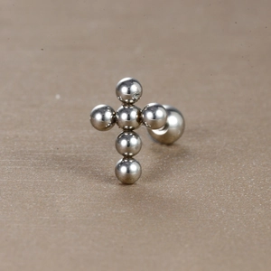 Détail de boucles d'oreilles en acier argenté en forme de croix avec fermoir à vis