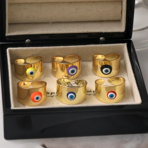 Set di sei anelli evil eye placcati oro 18 carati in colori vivaci su espositore