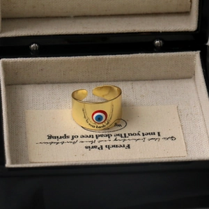 Vista macro di un anello Evil Eye placcato oro 18K in una scatola per gioielli nera