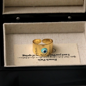 Dettaglio anello Evil Eye largo placcato oro 18K con smalto blu su supporto gioielli