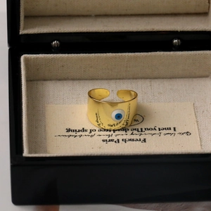 Dettaglio anello occhio del male placcato oro 18K con smalto blu in scatola di lusso