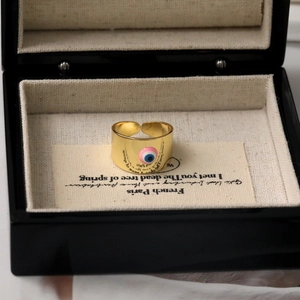 Vista dettagliata dell'anello Evil Eye placcato oro 18 carati in una confezione regalo nera
