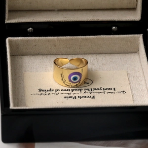 Anello placcato oro 18K con malocchio viola e fascia aperta regolabile da donna