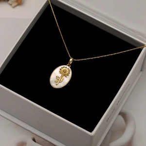 Collier ovale doré avec tournesol et nacre naturelle dans un élégant coffret cadeau