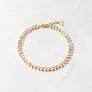 Dettaglio del bracciale tennis placcato oro 18K con zirconi marquise e ciondolo a cuore