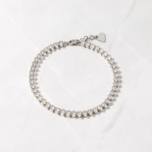 Dettaglio del bracciale tennis con zirconi taglio marquise argentati e ciondolo a cuore
