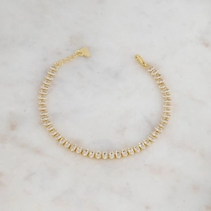 Dettaglio del bracciale tennis con zirconi marquise placcato oro 18 carati e cuore