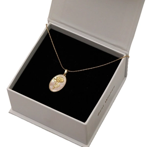Collier tournesol doré avec incrustation de nacre dans une boîte cadeau blanche