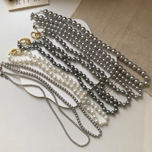 Élégant Collier de Künstliche Perles de Verre Rondes pour Femmes Fermoir en Cuivre Gris Blanc Lustre Métallique Bijoux pour Mariage Fête Chaîne de Pull