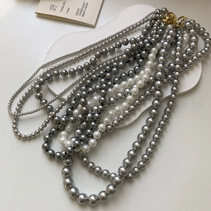 Élégant collier de perles multi-rangs aux tons gris et blancs avec fermoir en métal doré