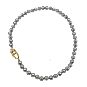 Collier élégant de perles rondes gris argenté avec un fermoir métallique doré chic