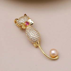 Broche chat en cuivre plaqué or avec zircone rose et élégant accent de perle