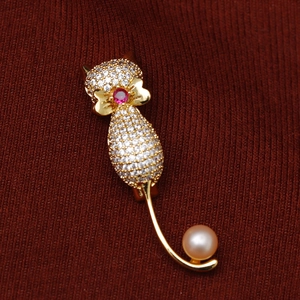 Broche chat dorée raffinée ornée de zircons scintillants et d'une perle rose ronde