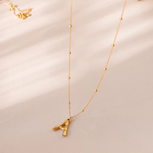Collier en laiton plaqué or 18k avec pendentif lettre A texture bambou et chaîne à billes