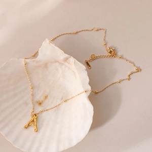 Élégant collier avec pendentif lettre A en laiton plaqué or 18 carats sur chaîne à billes