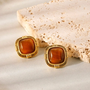 Pendientes cuadrados de ojo de tigre con borde dorado texturizado sobre piedra