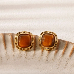 Pendientes cuadrados dorados vintage con piedra ojo de tigre en bandeja de cerámica