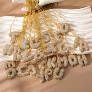 Gouden ketting met bubble initialen en zirkonia kristallen voor alle 26 letters