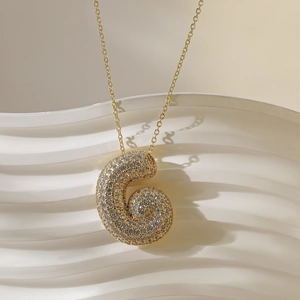 Macro-opname van de 18K vergulde letter G hanger ketting met pavé gezette kristallen