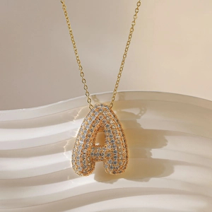 Macro-opname van de gouden letter A hanger ketting met fonkelende zirkonia stenen