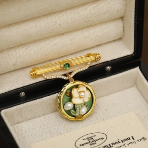 Vintage 18K Gold Plated Copper Brooch With Freshwater Pearl Zircon White Enamel Flower Royal Court Style Wedding Party Women Jewelry