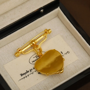 Broche élégante avec pendentif cœur doré au fini miroir dans un coffret cadeau noir